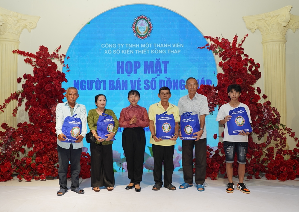 Tổ chức tiệc Tất niên cho người bán vé số